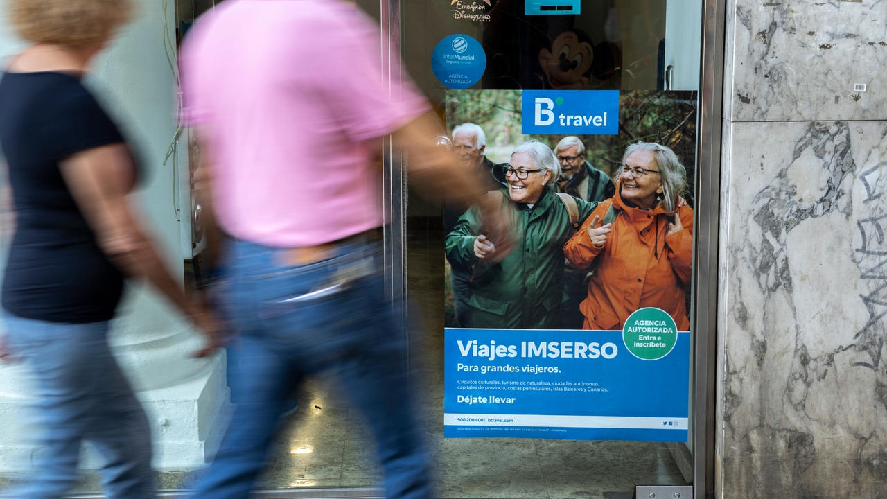 Un grupo de jubilados sufre un retraso en el viaje del Imserso: "Llevamos 18 horas y hemos sido asistidos por la Cruz Roja"