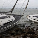 Fotografía de una lancha encallada en la orilla del mar tras el paso del huracán "Fiona" en Samaná (República Dominicana)