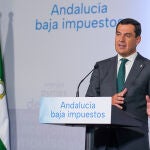 Juanma Moreno, durante la firma del decreto-ley de bajada de impuestos