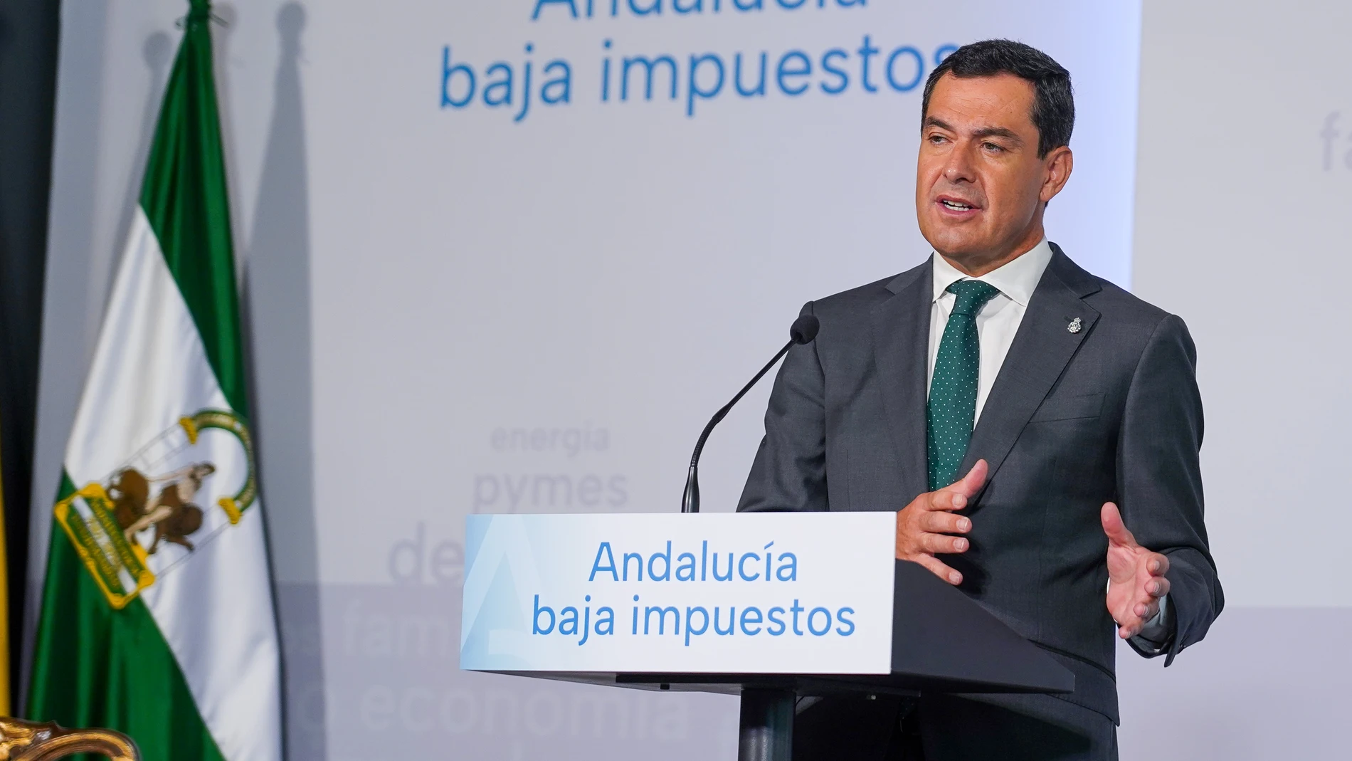Juanma Moreno, durante la firma del decreto-ley de bajada de impuestos