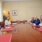Los vocales José Antonio Ballestero y Carmen Llombart (izda.) y sus compañeros Álvaro Cuesta, Roser Bach y Rafael Mozo (dcha.), en una de las reuniones