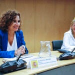 21/09/2022.-La ministra de Hacienda María Jésus Montero y la ministra de Trabajo Yolanda Díaz, este miércoles durante la reunión la Mesa de Diálogo Social para el Plan de Recuperación