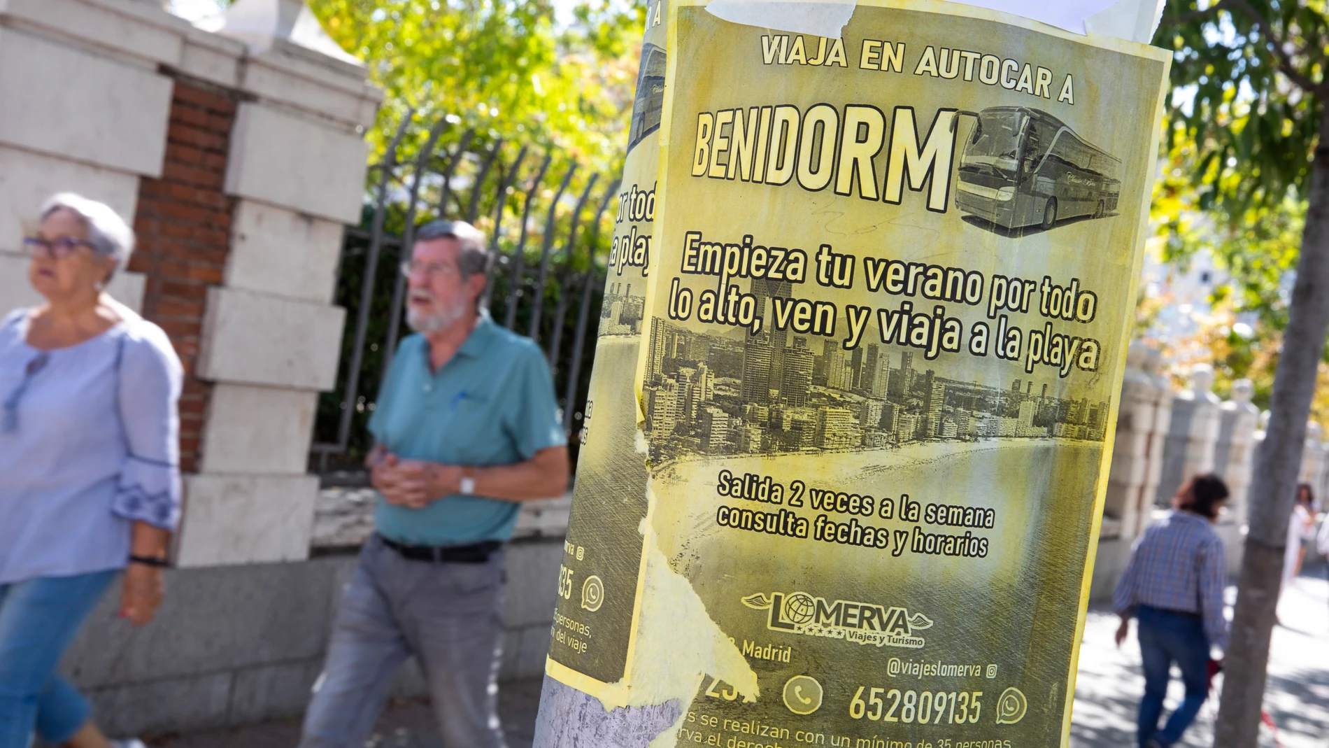 Cartel de anuncio de viaje a Benidorm en autobús