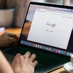 El buscador de Google en la pantalla de un MacBook.