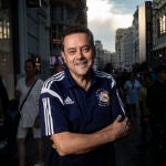 El periodista deportivo Tomás Roncero en la Gran Vía de Madrid