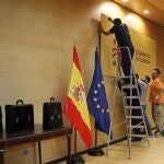 Una imagen de los preparativos para el traspaso de carteras entre el último gobierno del PP y el primero del PSOE, en 2018