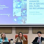 La vicepresidenta primera y ministra de Asuntos Económicos y Transformación Digital, Nadia Calviño (i), comparece en la Comisión Mixta para la Unión Europea para informar sobre los últimos avances relativos al Plan de Recuperación, Transformación y Resiliencia de la economía española, este jueves en el Congreso de los Diputados en Madrid.