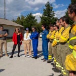 La delegada del Gobierno en Castilla y León, Virginia Barcones, junto a la subdirectora general de Política Forestal y Lucha contra la Desertificación, Elsa Enríquez, acompañadas por el subdelegado del Gobierno en Ávila, Fernando Galeano, visitan la base de la BRIF Puerto del Pico e informan sobre las obras de ampliación de la base y su pase a categoría A