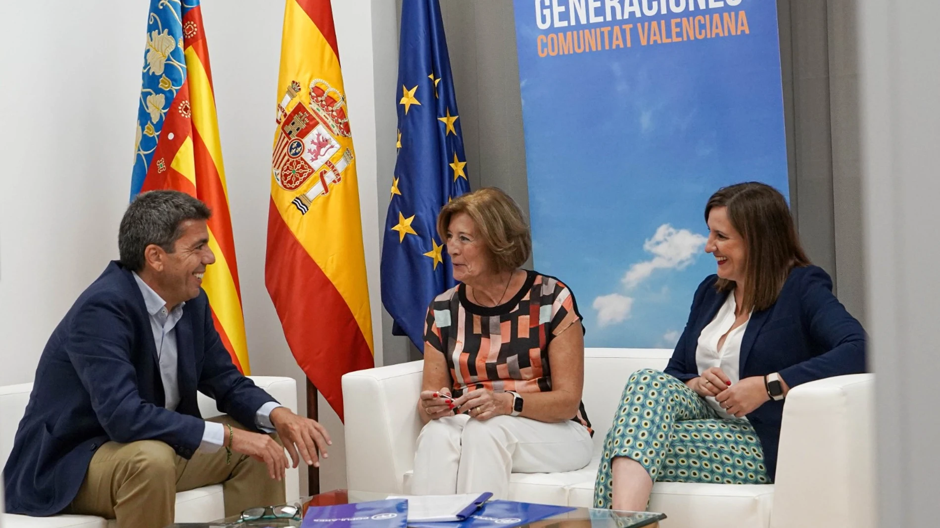 Mazón se reúne con Mª Ángeles Crespo, presidenta de Grandes Generaciones del PPCV, y la secretaria general, Mª José Catalá,