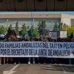 Concentración del sector del taxi en la parada del Estadio de la Cartuja