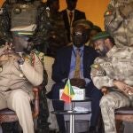 Assimi Goita habla en Bamako con el Coronel Mamady Doumbouya (presidente interino de Guinea Conakry).