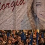 Los italianos escuchan mientras el líder del partido de extrema derecha Fratelli d'Italia (Hermanos de Italia), Giorgia Meloni, pronuncia un discurso durante el mitin de campaña de cierre de la coalición con el Secretario Federal del partido Lega Nord de Italia, Matteo Salvini y Forza El líder de Italia, Silvio Berlusconi (no en la foto). Italia votará por un nuevo parlamento el 25 de septiembre de 2022. Foto: Oliver Weiken