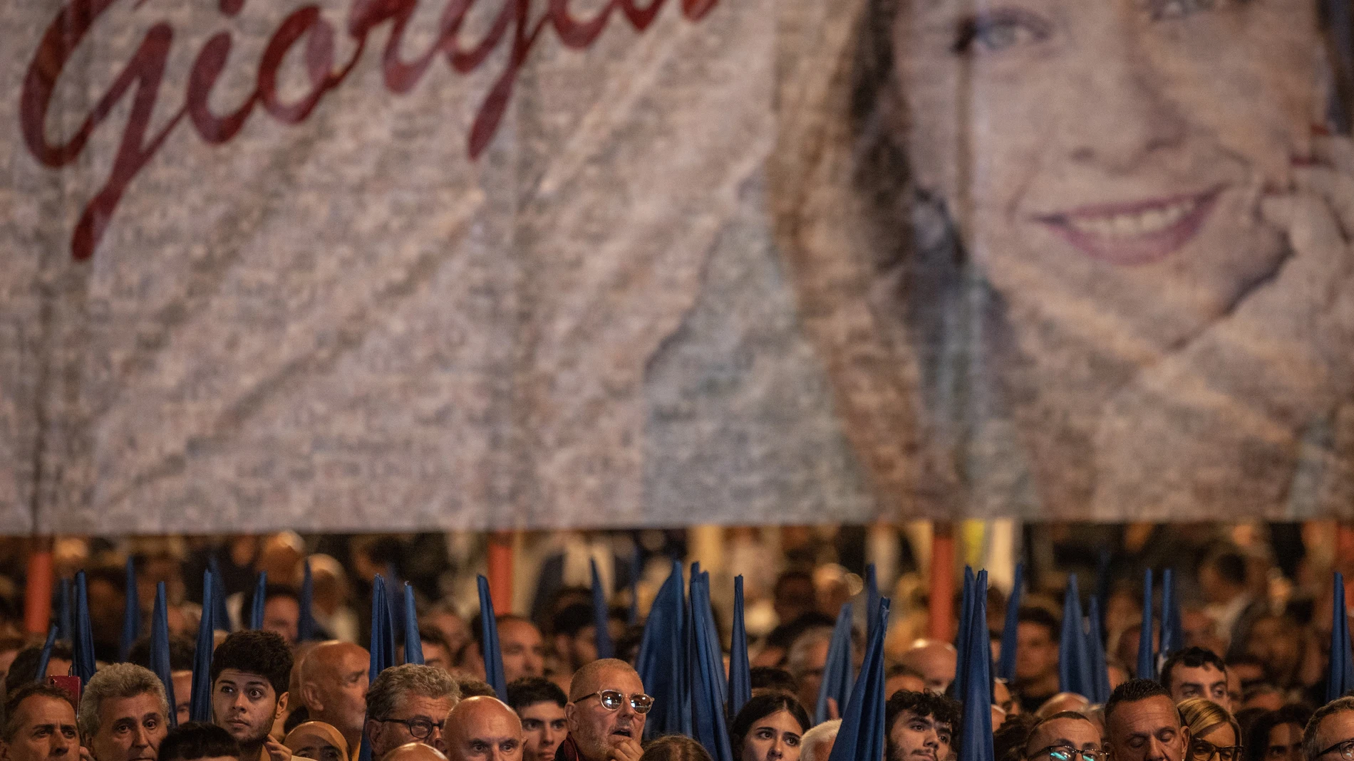 Los italianos escuchan mientras el líder del partido de extrema derecha Fratelli d'Italia (Hermanos de Italia), Giorgia Meloni, pronuncia un discurso durante el mitin de campaña de cierre de la coalición con el Secretario Federal del partido Lega Nord de Italia, Matteo Salvini y Forza El líder de Italia, Silvio Berlusconi (no en la foto). Italia votará por un nuevo parlamento el 25 de septiembre de 2022. Foto: Oliver Weiken