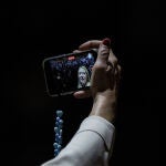 La líder de Hermanos de Italia, Giorgi Meloni, se toma un selfi durante el cierre de campaña en Roma