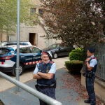 Mossos a pie de calle. EFE/David Borrat.