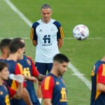 Luis Enrique observa a sus jugadores durante el último entrenamiento
