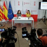 La vicepresidenta y portavoz del Consell, Aitana Mas (izqda), junto a la consellera de Agricultura y Medio Rural, Mireia Mollá, informan de los acuerdos aprobados en la reunión del pleno del Consell, que esta semana se reunió en Torrent