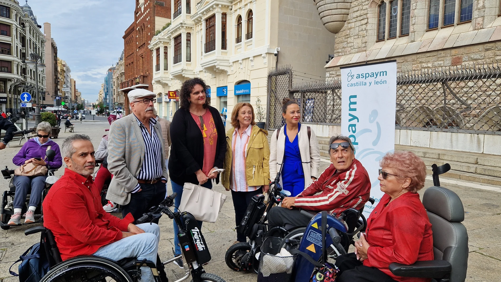 El presidente de ASPAYM CyL, socios y autoridades realizan una visita guiada accesible por el centro de León para reivindicar un turismo más inclusivo