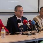 El consejero de Agricultura, Ganadería y Desarrollo Rural, Gerardo Dueñas (c), atiende la prensa junto a la delegada de la Junta en Soria, Yolanda de Gregorio y el presidente de Copiso, Javier Blanco (d) durante la visita que ha realizado a las instalaciones de la sociedad cooperativa, Copiso