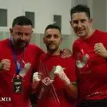 Davicillo Lham, en el centro, junto a su entrenadir, Manuel García Barrio (a la izquierda) y el promotor Antonio Ricobaldi (a la derecha)