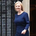 La "premier" brit&aacute;nica, Liz Truss, sale del n&uacute;mero 10 de Downing Street