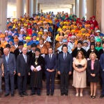 El presidente de la Junta de Andalucía, Juanma Moreno (c), el alcalde de Málaga, Francisco de la Torre (4d); el rector de la Universidad de Málaga, José Ángel Narváez (5i) y el consejero de Universidades, José Carlos Pérez Villamandos (5d), en foto de familia el resto de rectores de universidades andaluzas y doctores de la UMA, en la apertura del curso de las universidades andaluzas 2022-23 en Málaga, donde ha dicho que Andalucía tendrá un nuevo modelo de financiación universitaria antes de mayo y será "fruto de un proceso activo de diálogo, escucha y participación de los protagonistas".