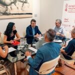 El conseller de Hacienda, Arcadi España, se reunió ayer con los agentes económicos y sociales más representativos de la Comunitat Valenciana para escuchar sus propuestas en materia tributaria de cara al diseño de reforma fiscal