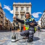 Un operario de Hidrogea realiza un control de la zona para detectar posibles fugas de agua