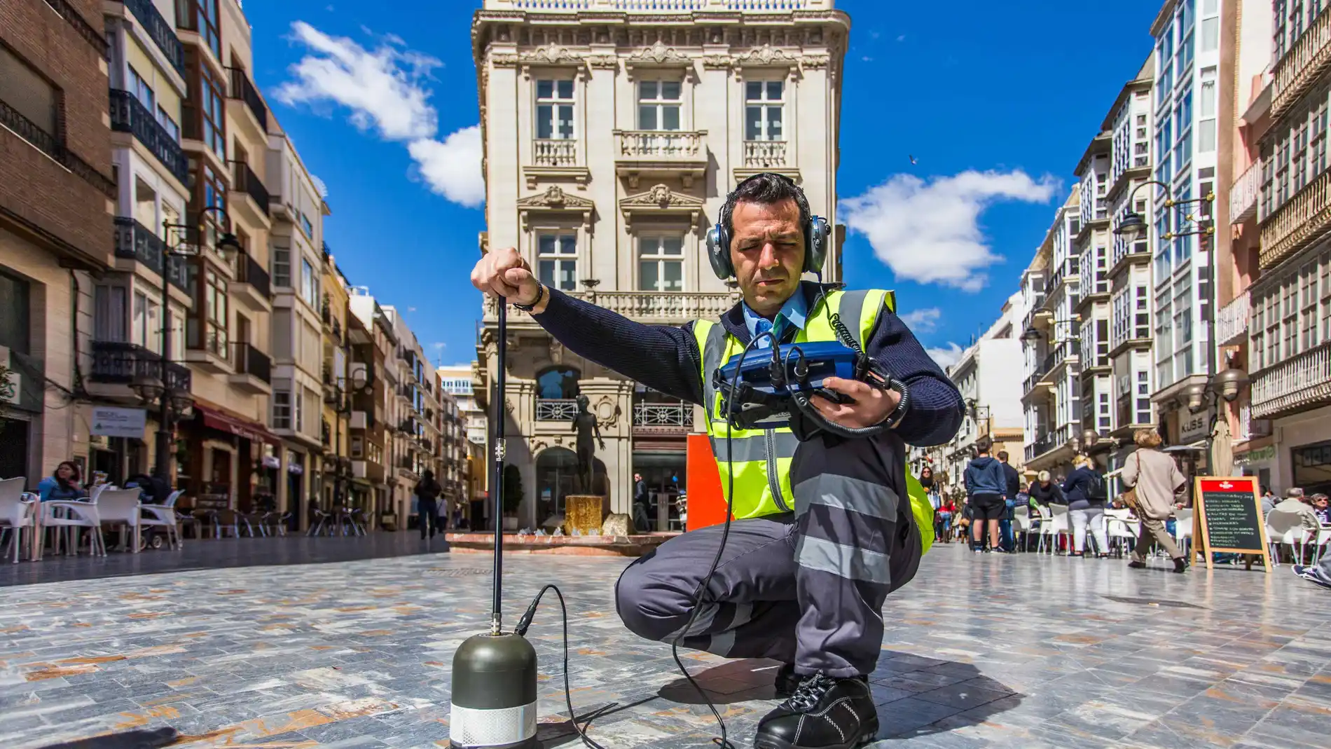 Un operario de Hidrogea realiza un control de la zona para detectar posibles fugas de agua