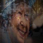 Imagen de Isabel II superpuesta sobre un grupo de personas que pasean por las calles de Londres