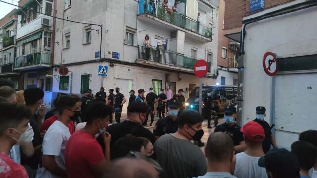 “Estamos hartos, muy cansados de lo que sucede en el barrio y nadie nos da solución a todo lo que está pasando”Han ido casa a casa ocupada de forma ilegal al grito de “¡Fuera, fuera!”Poco antes de las diez de la noche se han personado en el barrio cinco furgones antidisturbios de la Policía NacionalLos vecinos del Barrio de La Fortuna han dicho: “¡Basta! Hasta aquí hemos llegado”. Los residentes en el barrio han llegado a un punto en el que se han hartado de la ‘epidemia’ de sucesos que llevan encadenando durante meses.Ocupaciones ilegales de inmuebles, inseguridad en las calles... Desde hace mucho tiempo (años) se han venido quejando del trapicheo y menudeo de drogas. De los problemas que durante un tiempo se derivaron de dicho trapicheo en la puerta de centros educativos. Pero esta tarde han dicho: “¡Basta!”.