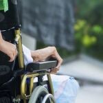 Empujan una silla de ruedas en un centro de mayores