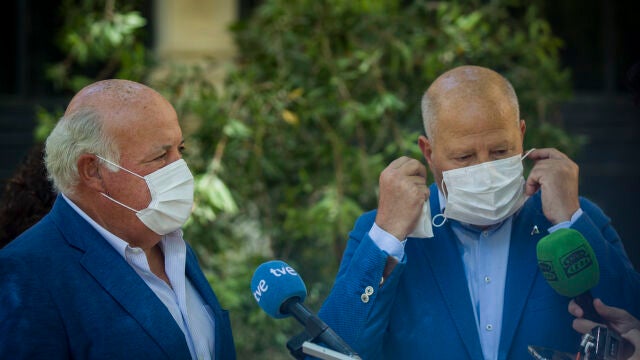 Los consejeros de Salud y Educación, Jesús Aguirre y Javier Imbroda, a la derecha, tras la reunión de la Conferencia Interterritorial