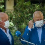 Los consejeros de Salud y Educación, Jesús Aguirre y Javier Imbroda, a la derecha, tras la reunión de la Conferencia Interterritorial