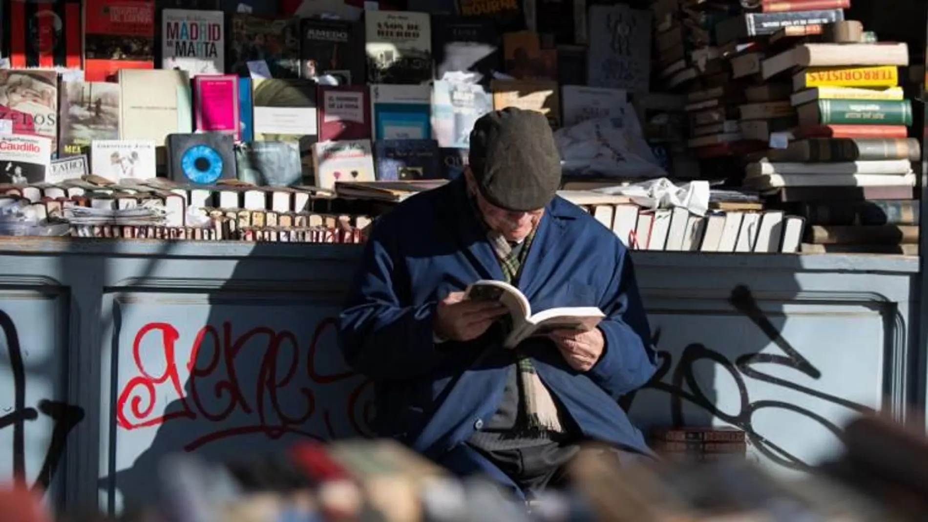 Un jubilado lee un libro en Madrid