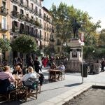 Ambiente en las terrazas de los bares de la Plaza de Cascorro en Madrid 