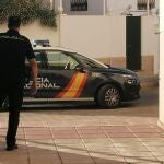 Imagen de un agente en un centro educativo