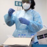 Un técnico se dispone a realizar un test de antígenos