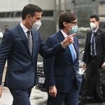 El presidente del Gobierno, Pedro Sánchez, y el ministro de Sanidad, Salvador Illa, visitan la Unidad Central de Investigación Clínica y Ensayos Clínicos del Hospital de La Paz en Madrid
