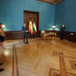 El presidente de la Junta, Juanma Moreno, en el centro, en al acto de la firma de un convenio con Garantia