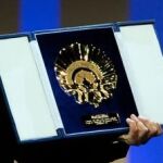 El director François Ozon sostiene la Concha de Oro de la 60 edición del Festival de Cine de San Sebastián