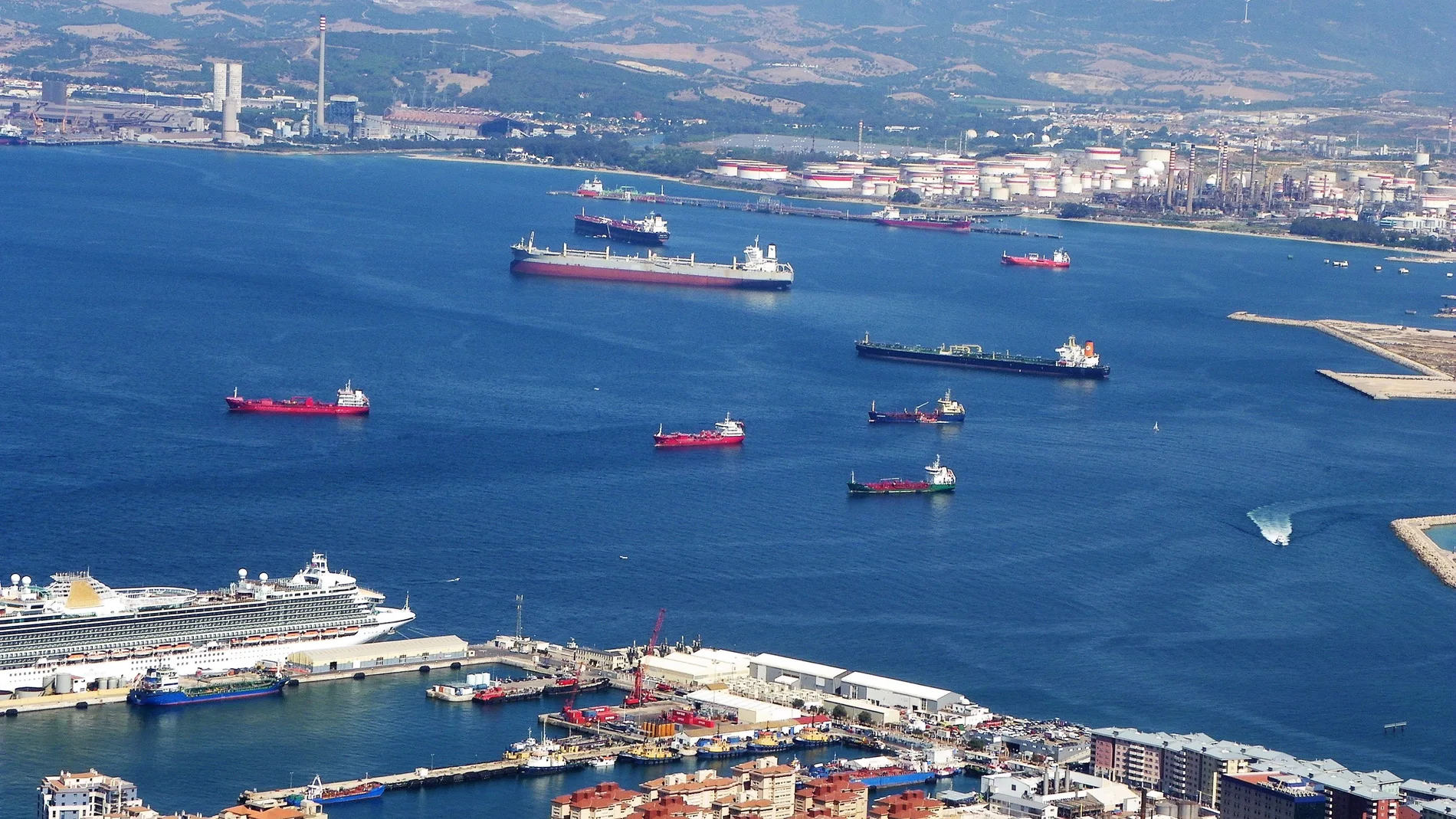 Vista de la bahía de Algeciras, en Cádiz, desde Gibraltar, en la que se ven algunos buques en las aguas en litigio