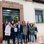 El coordinador general del PP de Jaén, Miguel Contreras, en el centro, junto a la portavoz de los populares en el Ayuntamiento de La Carolina, Elvira Muriana, quien muestra la denuncia que presentaron en los juzgados