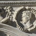 Detalle de la fachada plateresca del Ayuntamiento de Sevilla donde se ve esculpida a la que fuera princesa de Mónaco