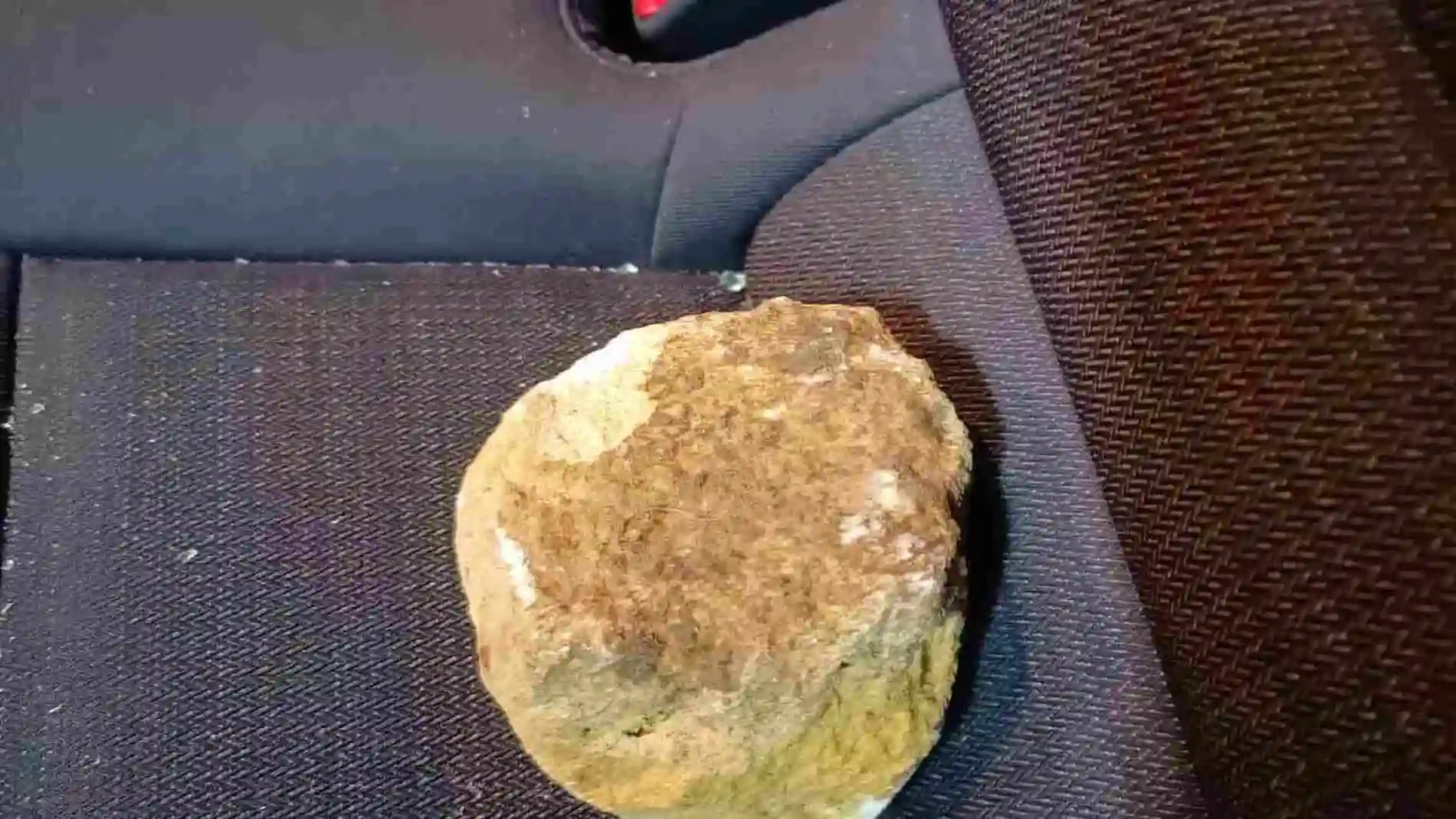 Pedrada en un vehículo VTC de Sevilla