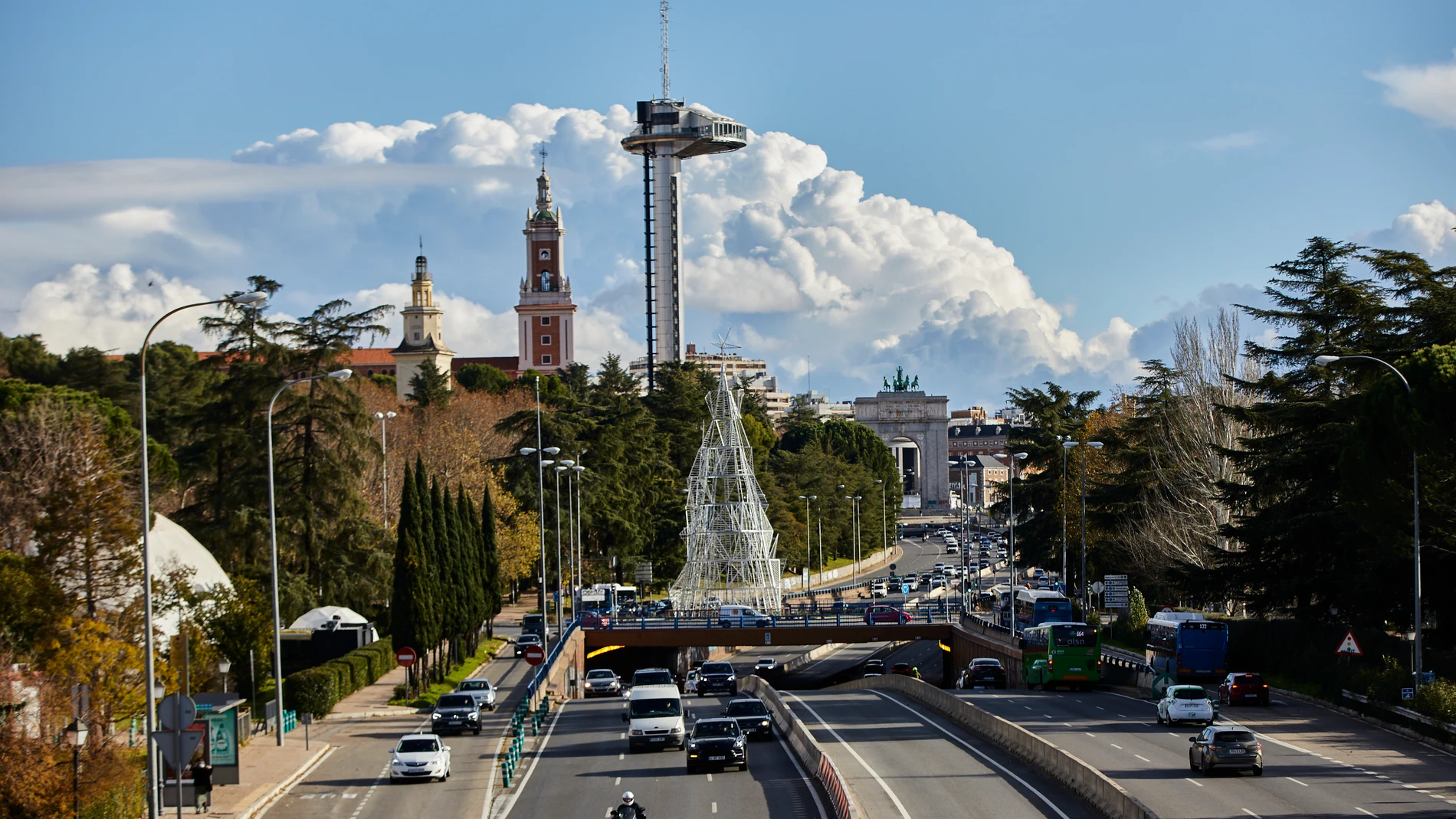 Tráfico en las inmediaciones de la Ciudad Universitaria en Madrid