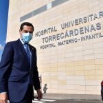 El presidente andaluz, Juanma Moreno, a su llegada hoy al Hospital Torrecárdenas de Almería, donde ha inaugurado el nuevo Hospital Materno-Infantil