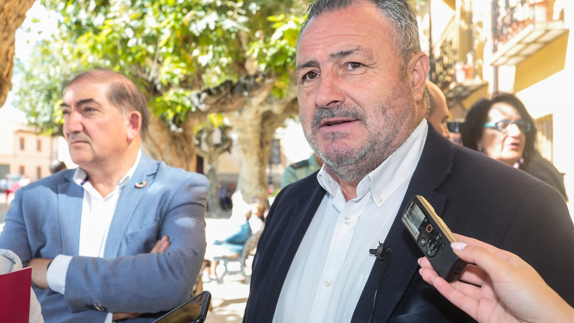 El presidente de la Diputación de León, Eduardo Morán, atiende a los medios de comunicación durante la XXXVII Feria del Pimiento Morrón en Fresno de la Vega (León)