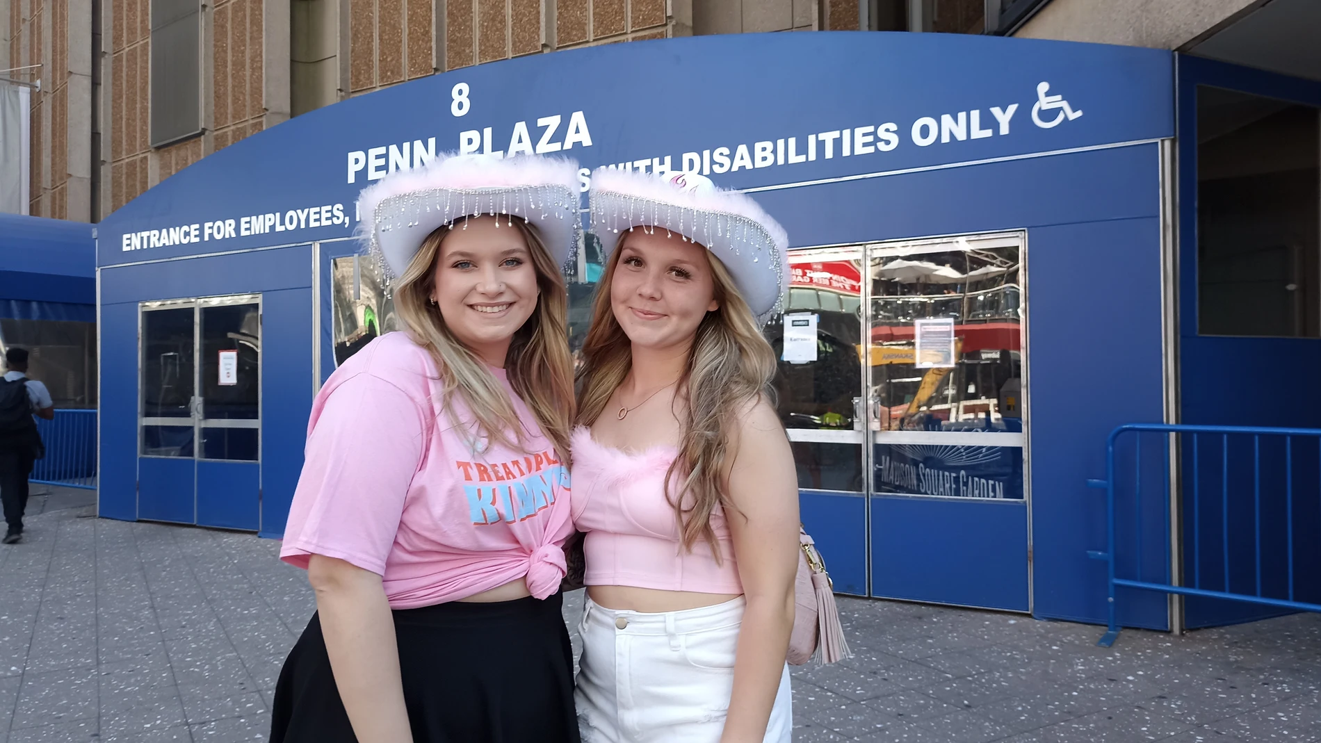 Fans de Harry Styles antes de entrar a uno de sus conciertos en el Madison Square Garden de Nueva York / MATÍAS G. REBOLLEDO