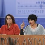 Teresa Rodríguez, junto a Ángela Aguilera, en el Parlamento andaluz